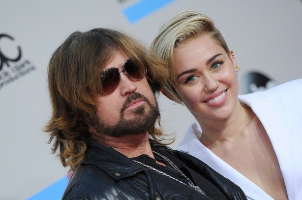 TudoMiley's tweet photo. Billy Ray Cyrus tem uma música em seu novo álbum chamada "Angels Protect This Home" em parceria com a Miley! https://t.co/yIINbtM69o