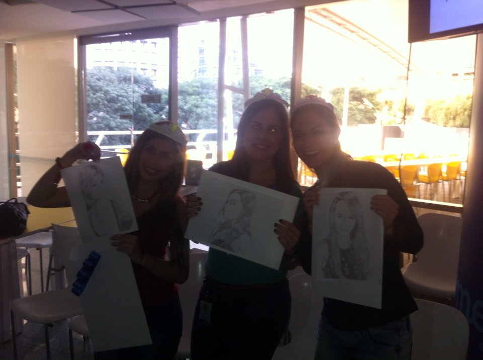 FesteFin's tweet photo. Las ganadoras disfrutando de su premio!! #FelizFinDeMedioAño https://t.co/DGsIm99hQZ