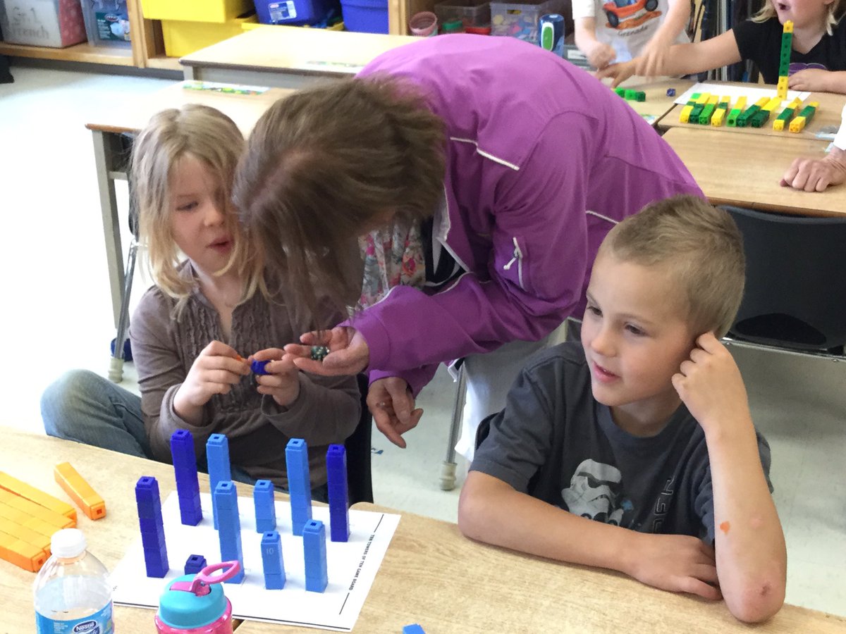 ms_cakebread's tweet photo. Constructing understanding of 10 and 100! Ten Towers of Ten #lotsofmathtalk #hpmath @stmarysgoderich https://t.co/lOnrSs5uRU