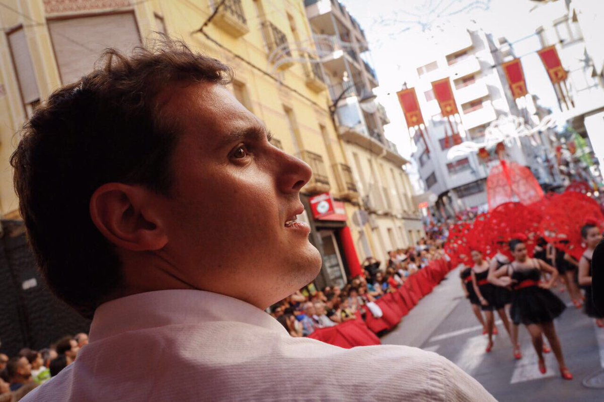 Albert_Rivera's tweet photo. Gracias a los ciudadanos de #Elda por el cariño que nos han dado esta tarde. ¡Gran fiesta de moros y cristianos! https://t.co/biWfbofJua