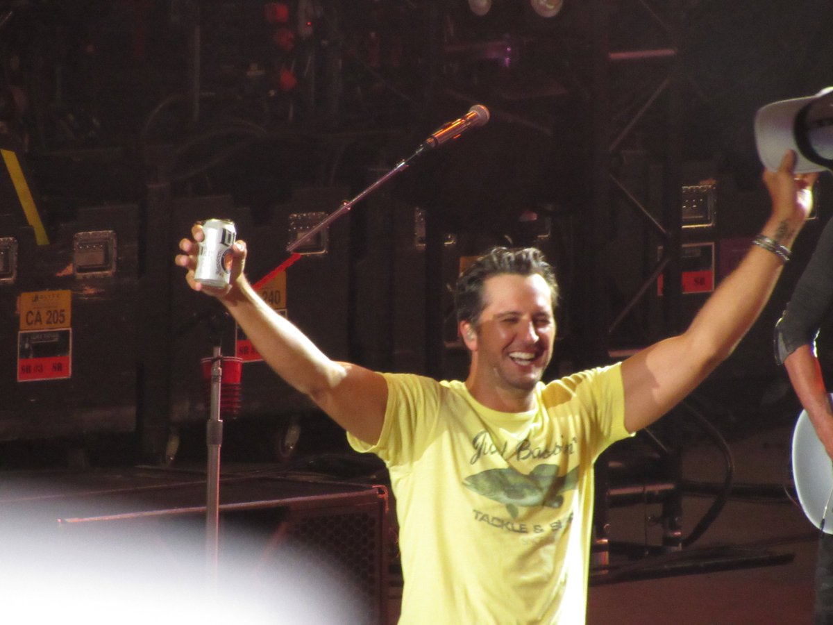 JLM27121's tweet photo. Such a fun time last night @LukeBryanOnline @littlebigtown #killthelights2016 @NASHFM947NY @PNCArtsCenter https://t.co/bFCadGbDcX