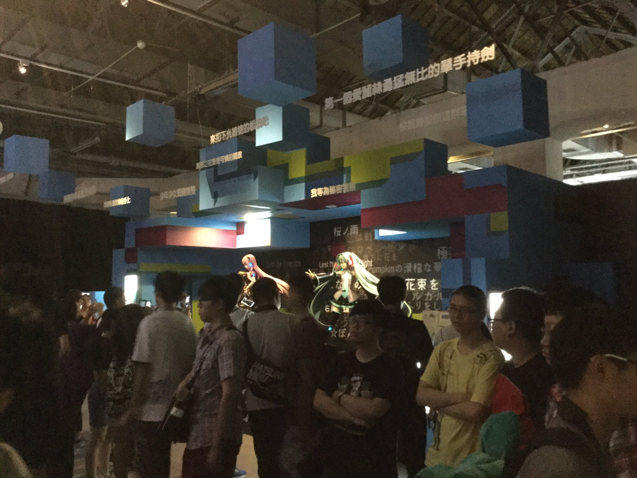 ボークス ドール企画室 ｄｄ担当 Hatsune Miku Expo 16 In Taiwan 会場の中は混雑してますが 空調が効いてて快適です イラストやフィギュアの展示 ゲームの試遊など時間を忘れて楽しめますよー T Co T33m3lzezn Twitter