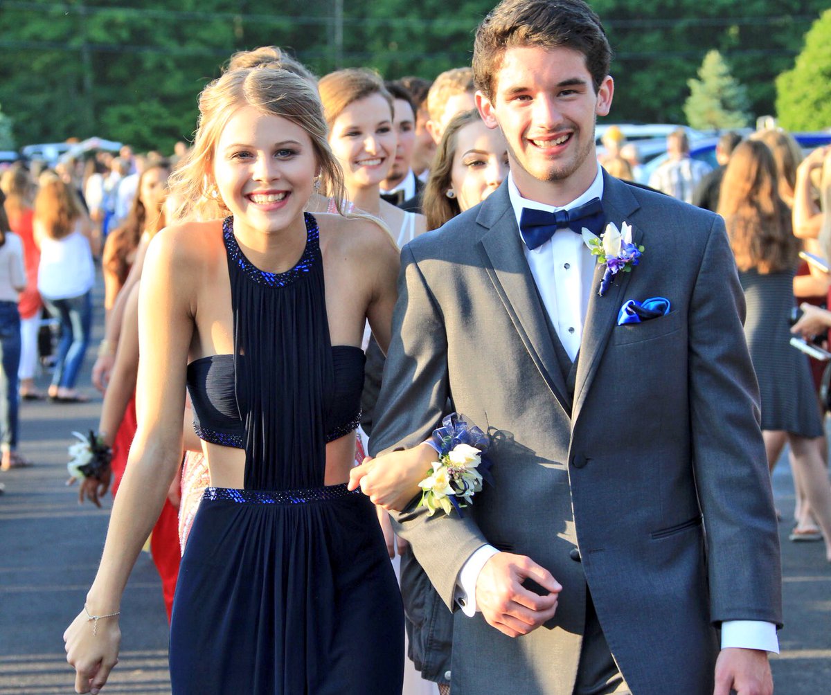 photorichierich's tweet photo. Students at #ExeterHighSchool during the Senior Prom. #EHS #bluehawks @ExeterBlueHawks @seacoastonline https://t.co/2B1ne56tlW