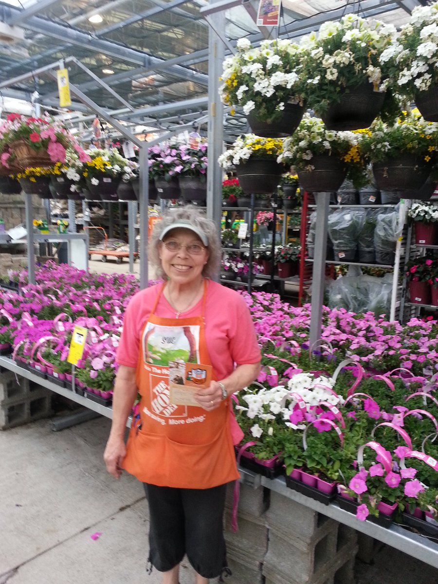 BWendelTHD's tweet photo. Recognizing Sue McGowen for her continued great work driving Garden Club signups! @hdCastleton @KimJacksonOps18 https://t.co/FhISophq1e