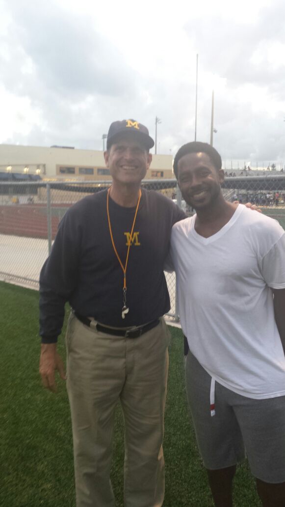 DesmondHoward's tweet photo. Look who I ran into at St.Thomas Aquinas this evening. #GoBlue! https://t.co/kzfFsP2JzL