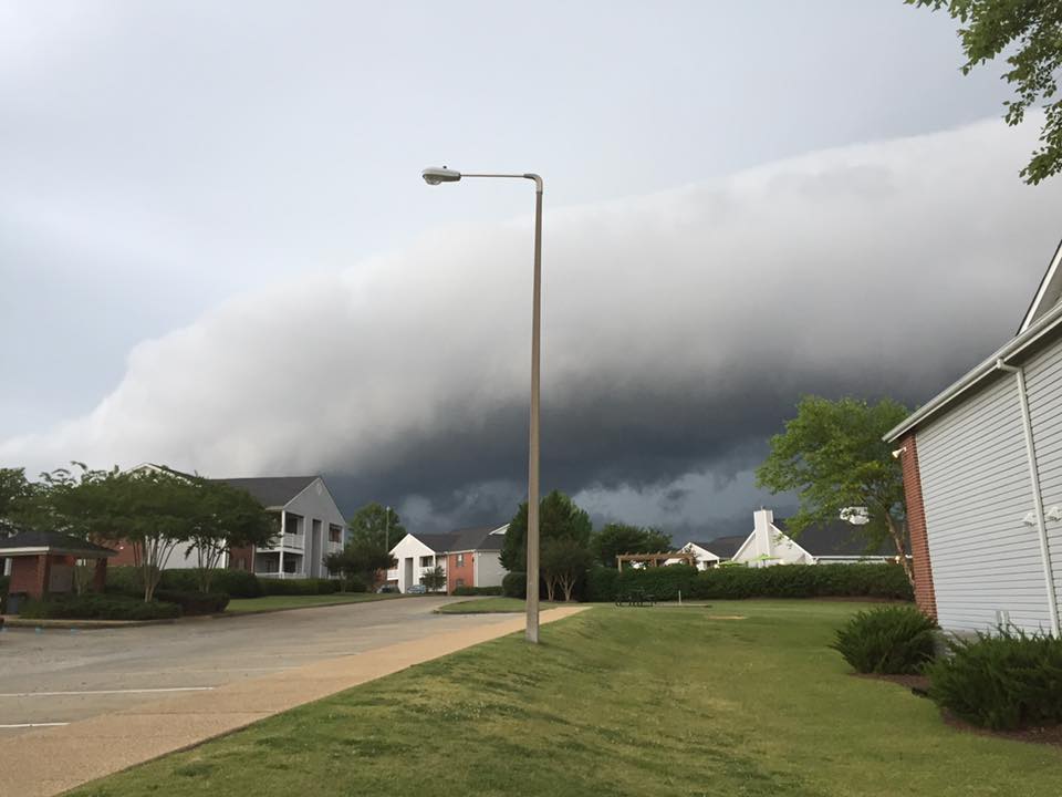 matt_laubhan's tweet photo. More shelf cloud pics from Starkvegas.... #1 from Paula, #2 from Chandra. Rain & some lightning. #morebarkthanbite https://t.co/KHvv16pPus