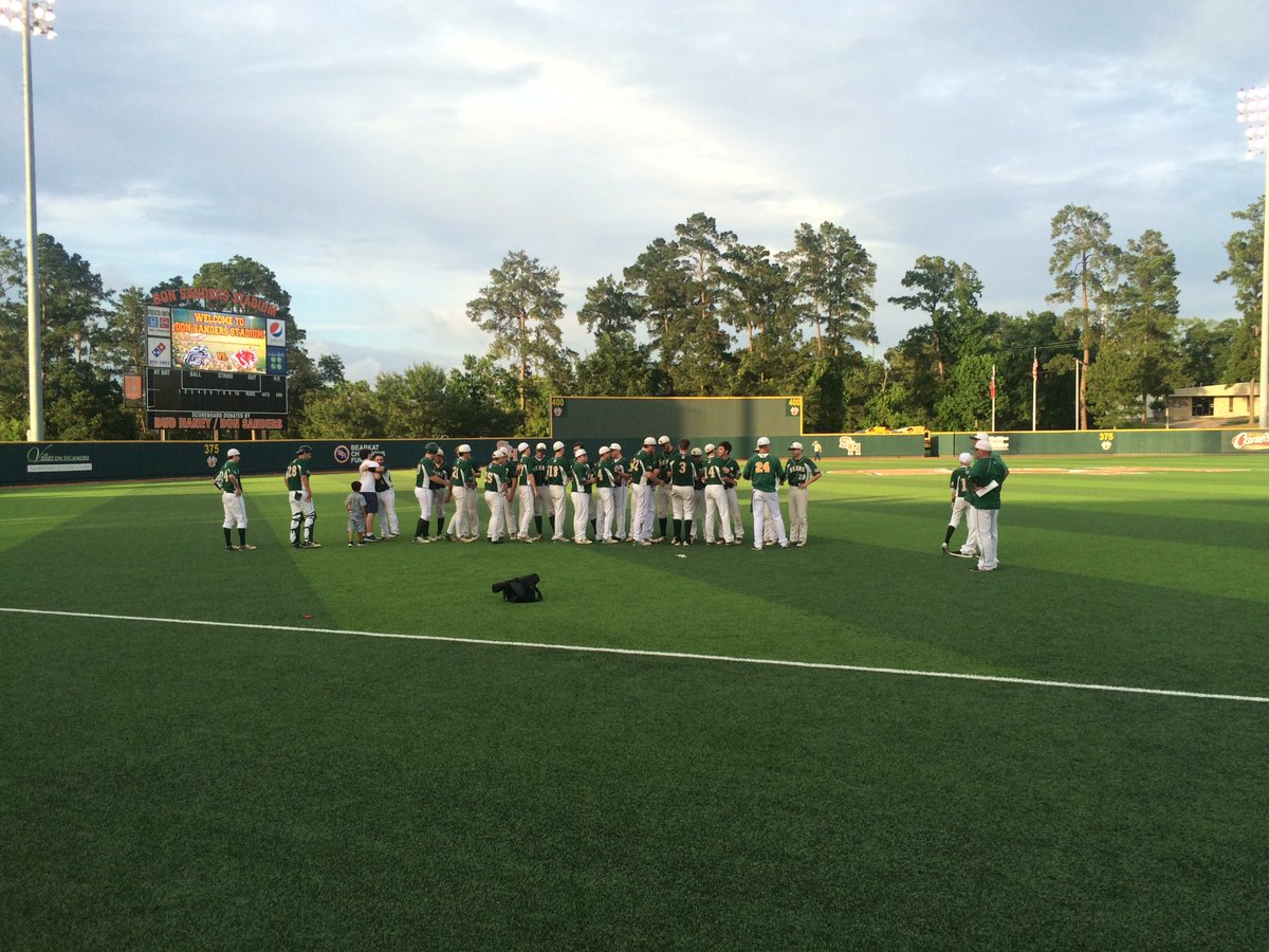 BKubena's tweet photo. HC Steve Griffith leads the underclass men in embracing their seniors.
#BEScores https://t.co/eu52qvOwuG