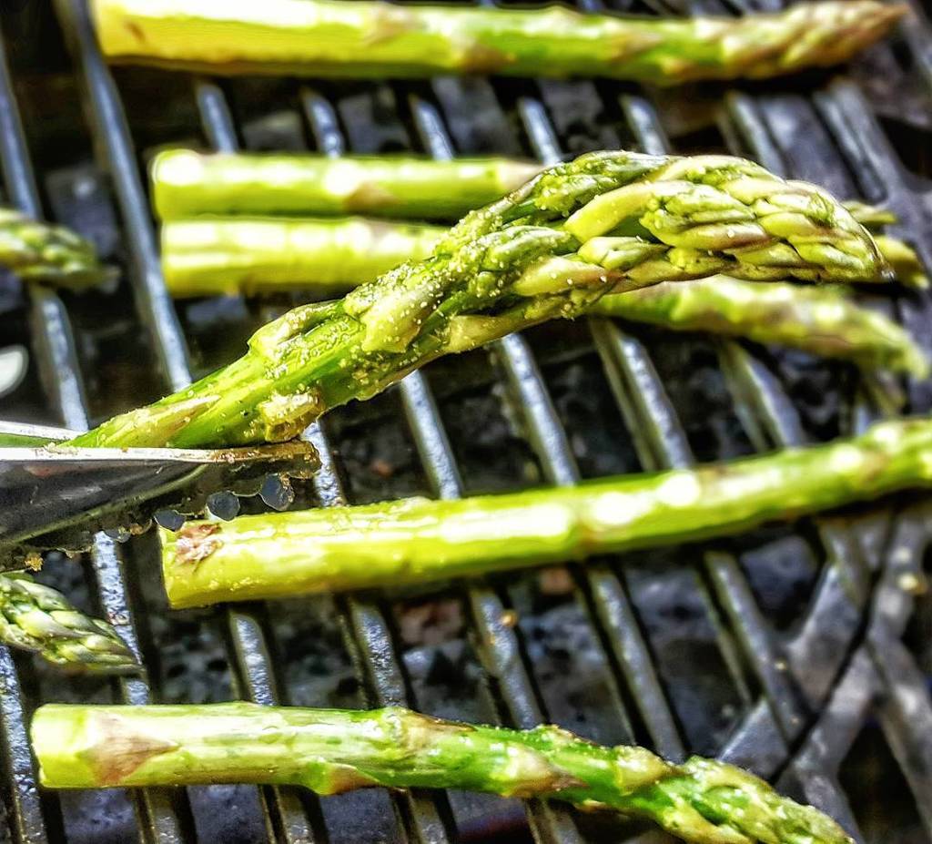 brought2ubymom's tweet photo. Dash of olive oil and garlic salt to asparagus. Grill and let the aroma take over. #foodie #grilling #outdoorcookin… https://t.co/htQiQgnTvV