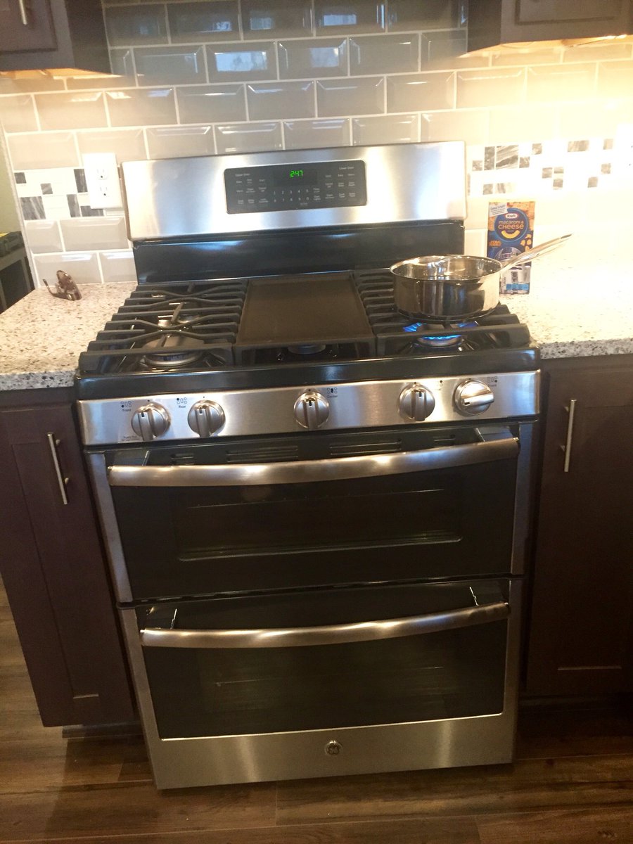 kelloyd5's tweet image. New fancy stove... Same cook behind it.