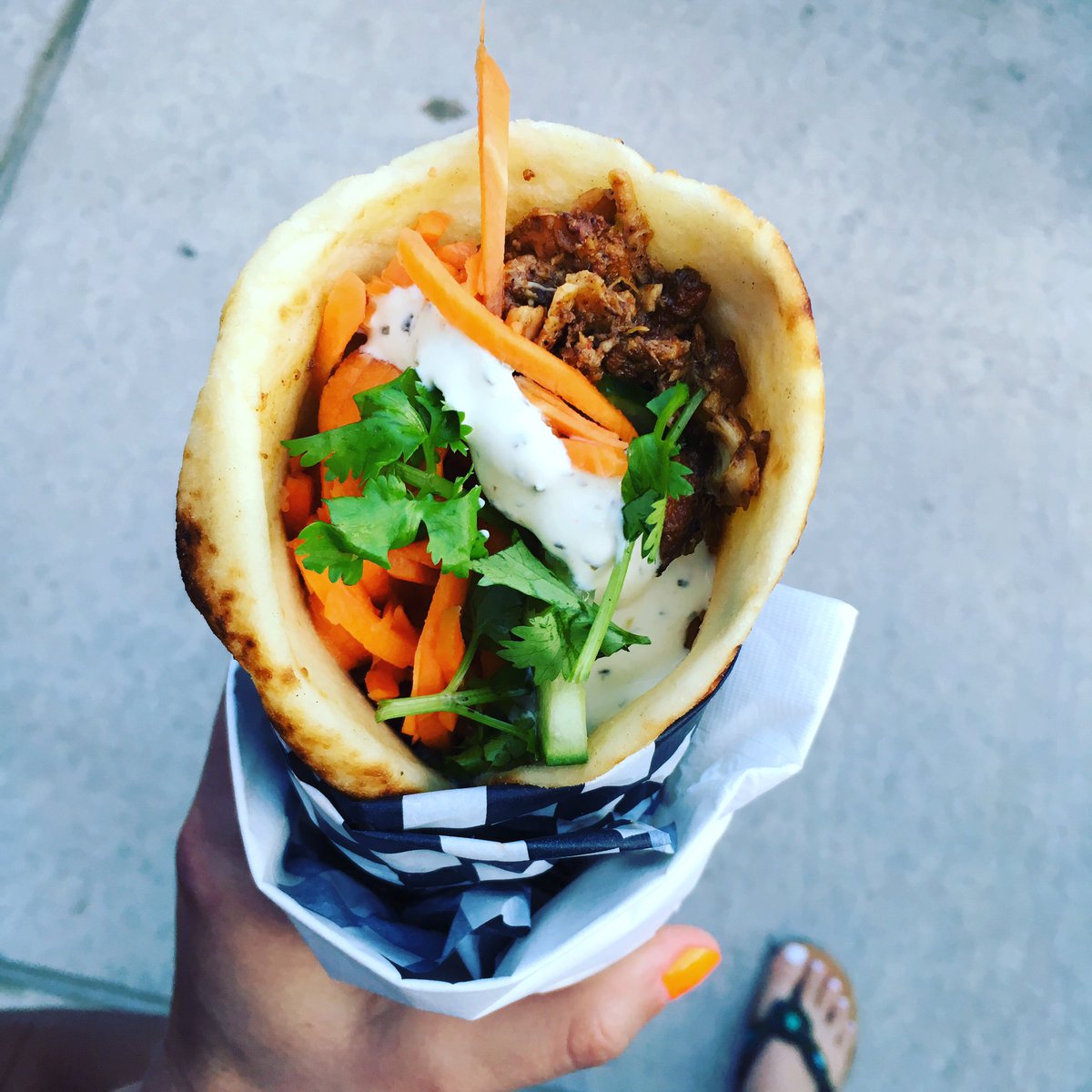 LaPiqueAssiette's tweet photo. Soirée parfaite aux Premiers Vendredis! @CuisineDeRue #foodtruck #naan #tandoori #montreal #royalphoenix https://t.co/hzKdCAZgbs