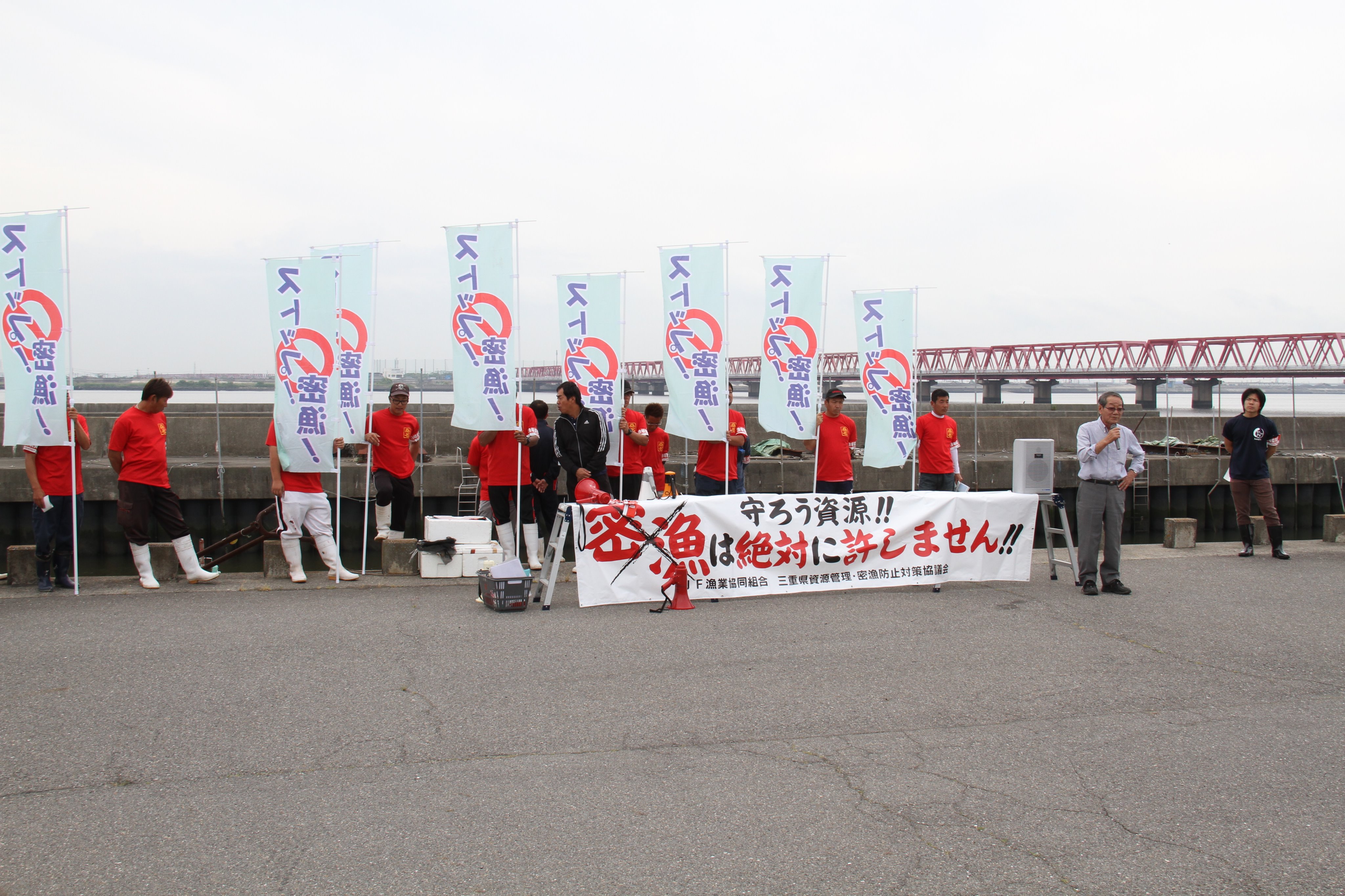 三重県桑名市 今日は各漁協 海上保安庁 警察 県 市などの関係団体が集まり密漁パトロールを実施しました 桑名のハマグリを守るため定期的に行っており 漁業権のある場所での 潮干狩りも禁止されています 貴重な資源を残すための非常に大切な決まりなの