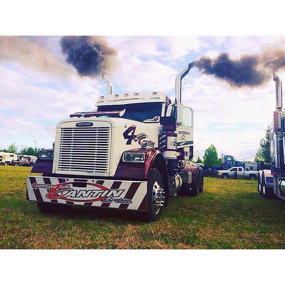 CarrefourRacing's tweet photo. L'équipe est installée. Demain et dimanche, jours de courses au #SuperParty des #camionneurs de #FermeNeuve #chance https://t.co/QgVPHLPDMx