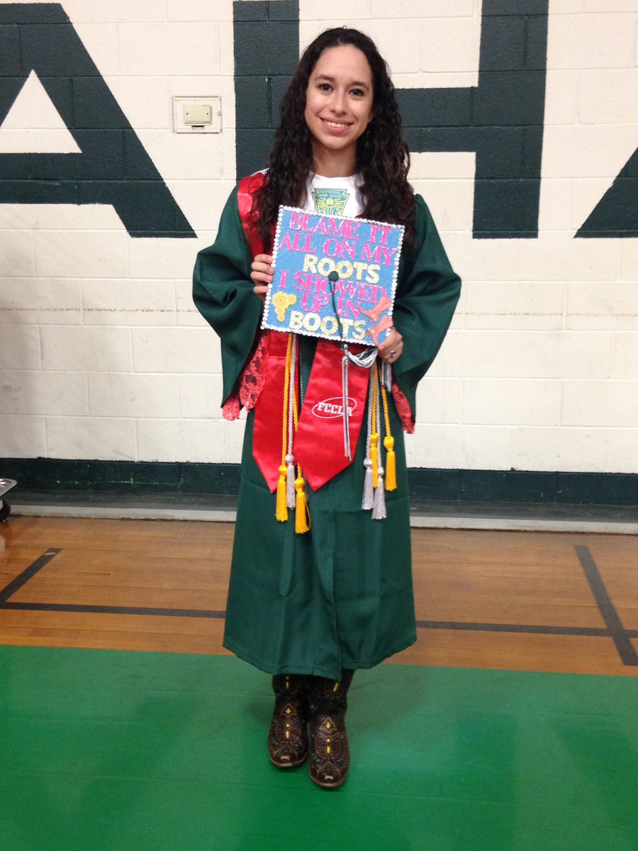 VirginiaTexas's tweet photo. @garthbrooks Blame It All On Here Roots She Showed Up In Boots to graduation #GARTHinSanAntonio https://t.co/Mo1WFciCLb