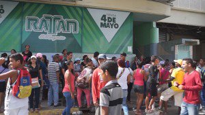 RConfidencial's tweet photo. VIDEO: Frente a militares margaritenos piden que los graben gritando “Tenemos hambre” https://t.co/QkyZFeICvn https://t.co/OVB2JYf8lB