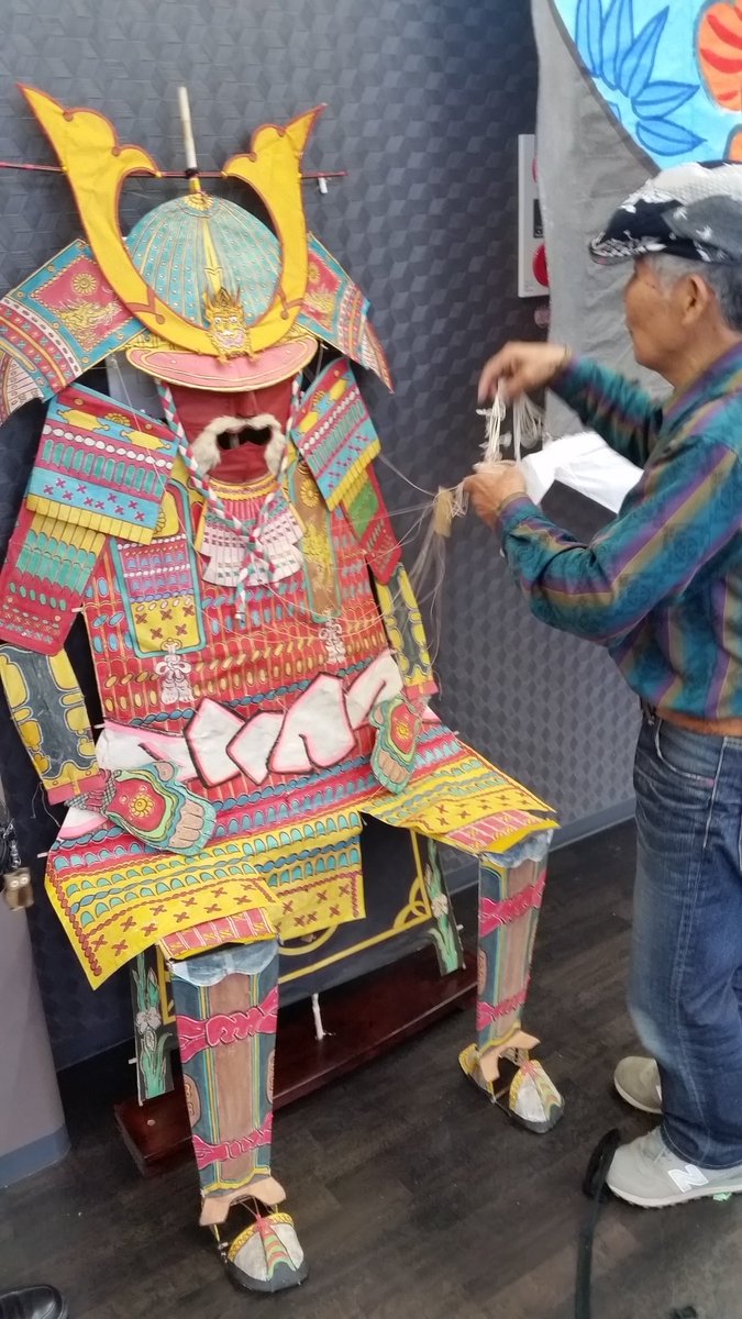 福岡の鎧凧 見事な紙の甲冑 顔の部分の作りや 靴の部分の立体感が凄い 寄贈を受けた見附市大凧伝承館で 今日から飾られ 明日は揚げるそうです 伊丹和弘 マリサポ兼記者 Scoopnest