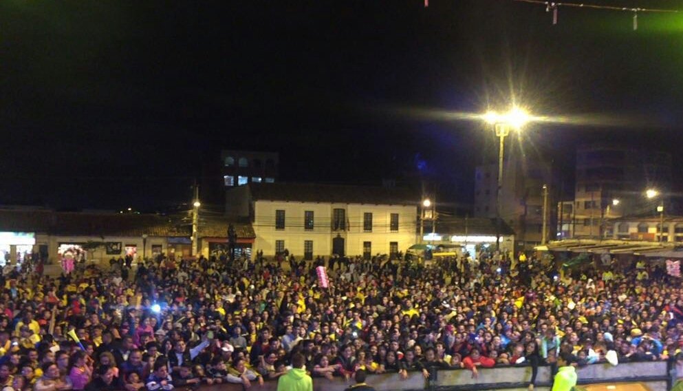 Foto #FloridaBlanca #Santander viendo el partido en pantalla gigante por <a href="/CanalRCN/">Canal RCN</a> #ColombiaGritaGol