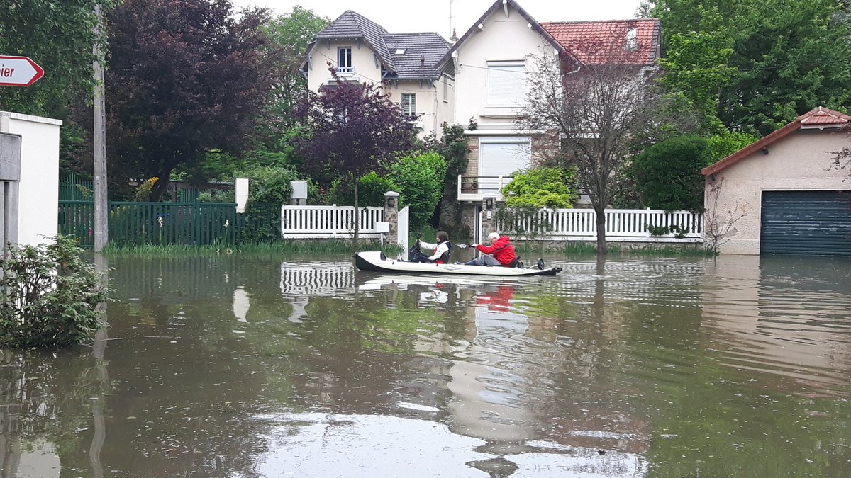 villepoissy's tweet photo. L'île de Migneaux inondée à Poissy. Des iliens ont sorti leurs embarcations pour se déplacer #CrueSeine #vigilance https://t.co/fih8pmbVv3
