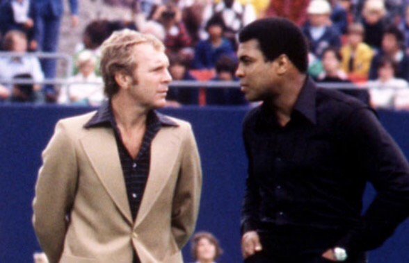WestHam's tweet photo. Our greatest captain with The Greatest, whose passing has saddened all at West Ham United #RIPMuhammadAli ⚽️👊 https://t.co/0Z5jLeAYZH