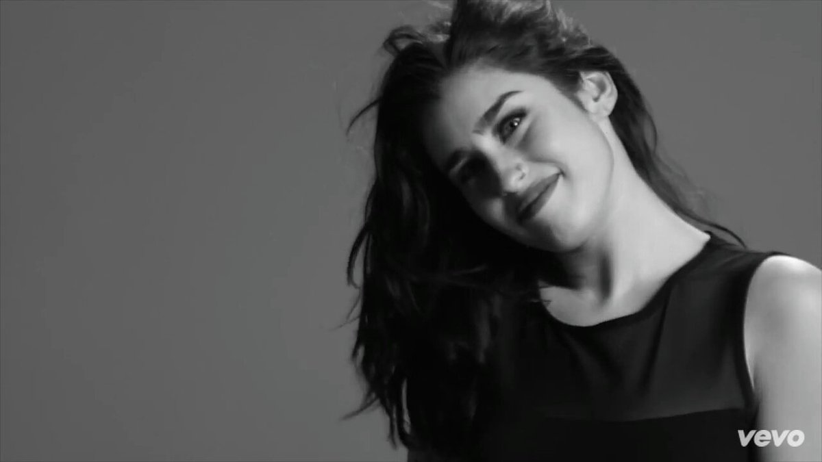 jaaaas00000's tweet photo. @LaurenJauregui #writeonmemusicvideo #5H727 https://t.co/Y0smijYASp