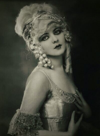 Charlottieparty's tweet photo. {I would kiss a hundred frogs if I could marry a prince and be a princess}

💗👄👑

💄👛💋Southerm belle, ragtime gal 🎺💲🎷 https://t.co/DAYyC7EC5i