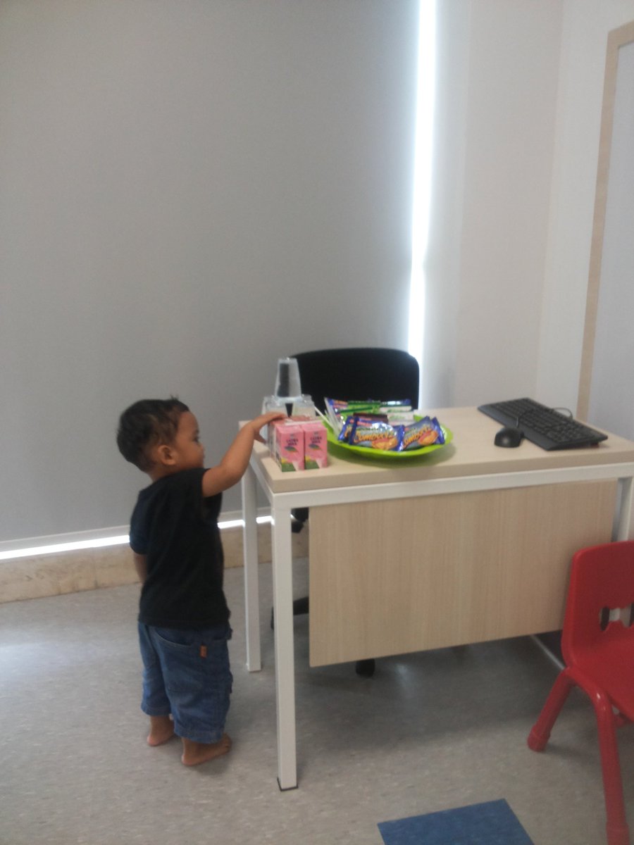catatansicucuth's tweet photo. Tadi liat dikelas, ternyata dimeja gurunya banyak makanan xD Raffi langsung kalap #LearningwithRISE https://t.co/TWBnvtt4sT