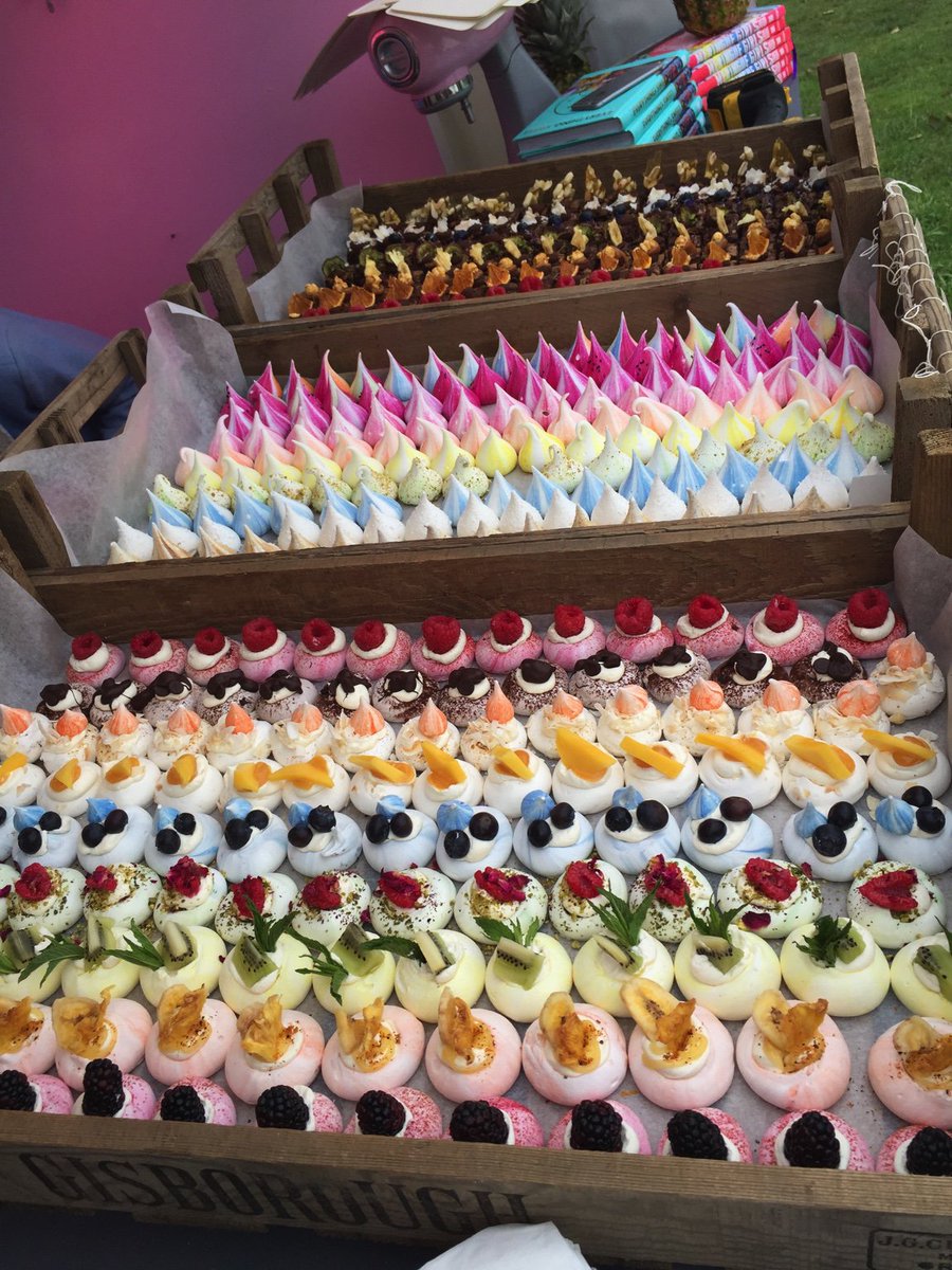 JockeyWilson's tweet photo. @Meringue_Girls bringing some colour to day 1 @PolointhePark #grazingpaddock https://t.co/2aQ2N0PmKT