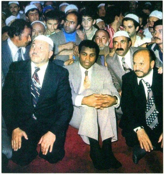 Allah'tan zenginlik istedim, bana İslâm'ı verdi..

Mekanın Cennet Olsun #Şampiyon Muhammad Ali