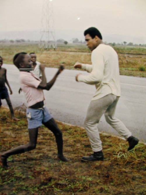 VoiceOfCongo's tweet photo. #RIPMuhammadAli 

Ali vs Foreman: "Rumble in the Jungle" - 25.09.1974 in Kinshasa, Zaire/#DRC.

#Congo #MohammedAli https://t.co/6dnMWPbVF8