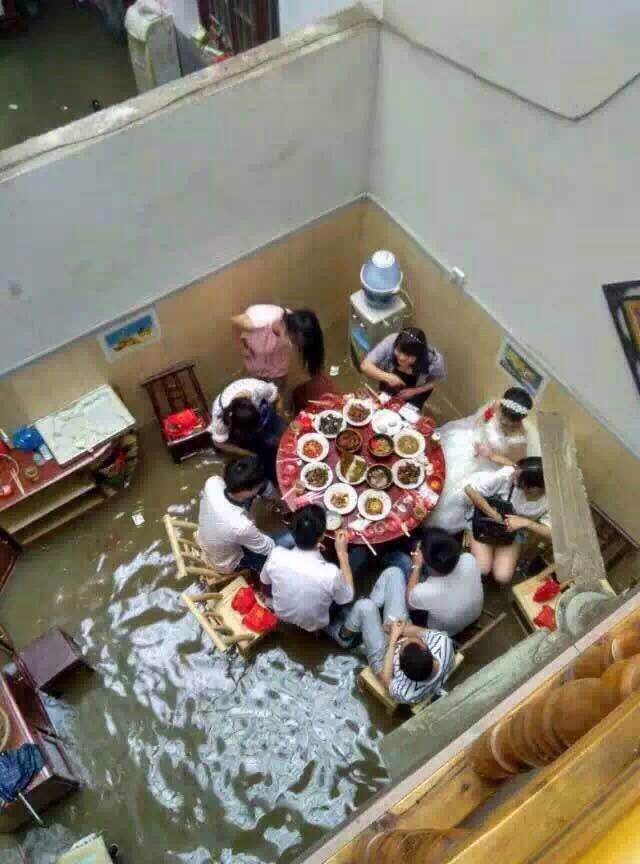 PDChina's tweet photo. Unstoppable love: Wuhan couple held wedding ceremony &amp; reception on June 2 despite house was submerged in floods https://t.co/Yz8fuLln6K