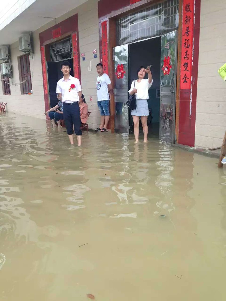 PDChina's tweet photo. Unstoppable love: Wuhan couple held wedding ceremony &amp; reception on June 2 despite house was submerged in floods https://t.co/Yz8fuLln6K