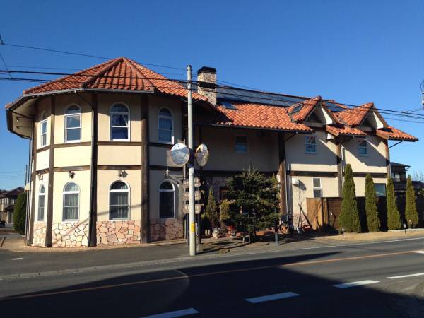 吉良青劉 ガールズ パンツァー劇場版 みほ達がボコミュージアムの看板を見つけたシーンで出てくる クビンカ荘 なる宿の看板 実はクビンカ荘のモデルになった宿が大洗に実在します とびた荘です Oarai Garupan