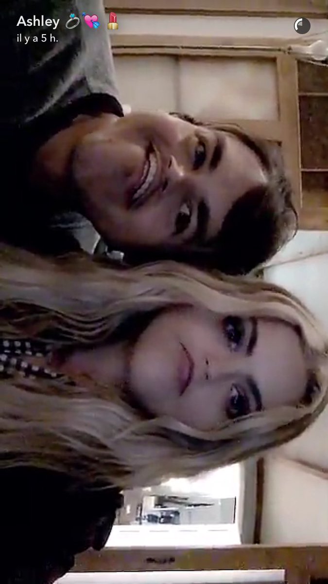 AshleySource_FR's tweet photo. Ashley et Tyler sur le snap d'Ashley 🌸 https://t.co/mjShAaH6VG
