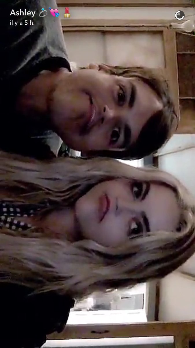 AshleySource_FR's tweet photo. Ashley et Tyler sur le snap d'Ashley 🌸 https://t.co/mjShAaH6VG