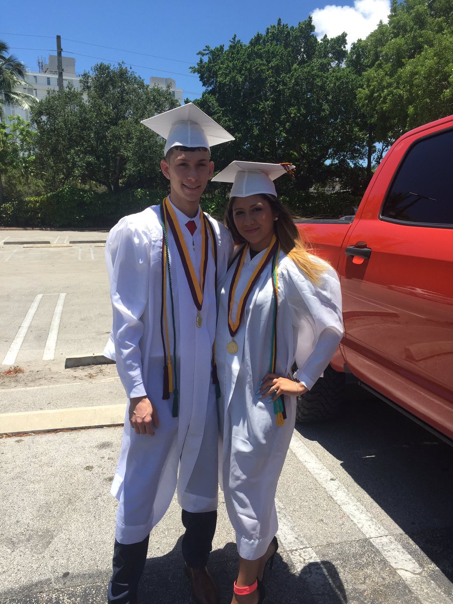 dna_1026's tweet photo. Your favorite high school couple #rmecalumni ๐โค๏ธ https://t.co/MjxMhUHps2