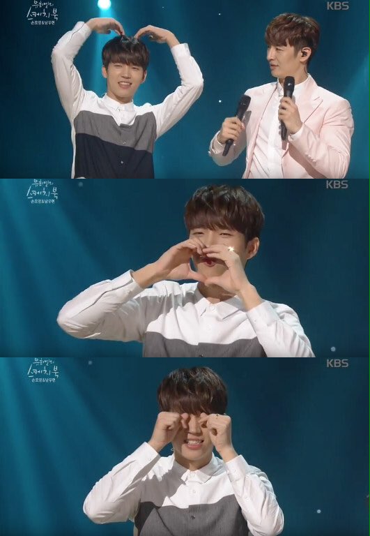 [#남우현] 160604 อูฮยอนเป็นคนคิดค้นท่านิ้วหัวใจที่กำลังเป็นกระแสนิยมในตอนนี้? (ในรายการ 유희열의 스케치북 - soompi)