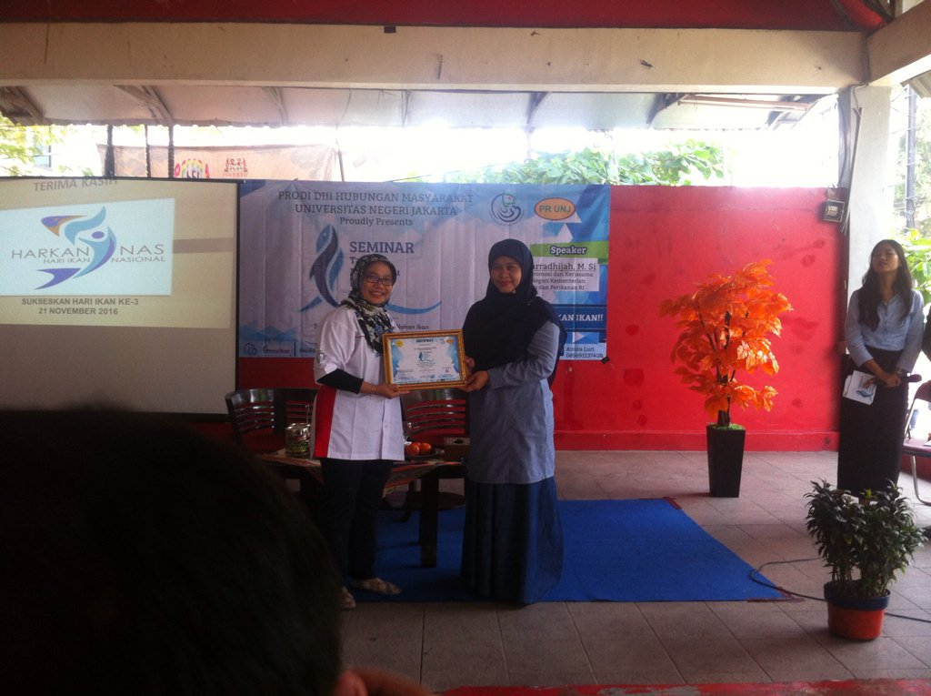 event_prunj's tweet photo. Penyerahan sertifikat oleh kaprodi DIII hubungan masyaratkat kepada kasubdit promosi dan kerjasama kkp https://t.co/y0VrgbnaIU
