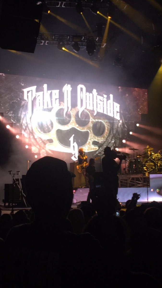 Jeff_Daniels28's tweet photo. I'll never get tired of going to concerts with great people👌🏼 @BrantleyGilbert #Takeitoutsidetour #7throw https://t.co/PP0qFRU99Y