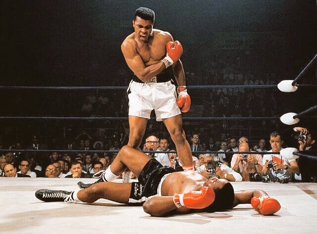 FichajeGoleador's tweet photo. Muhammad Alí, el mejor boxeador en la historia, ha fallecido a sus 74 años. QEPD. Tristeza. #LEYENDA. 😭😭😭😭 https://t.co/4LG0WFfJto