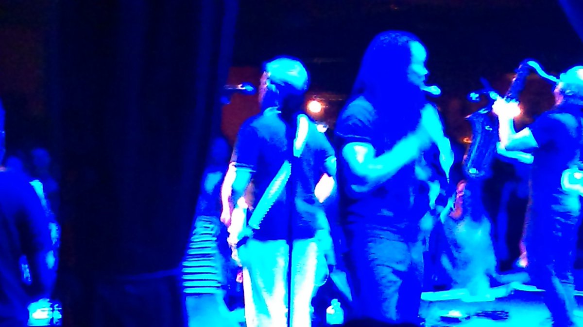 TheEnglishBeat's tweet photo. Cool blue on a scorching #LA nite at @canyonconcerts - sweating to the hits!! #moshfit https://t.co/cAG8BQLZTX