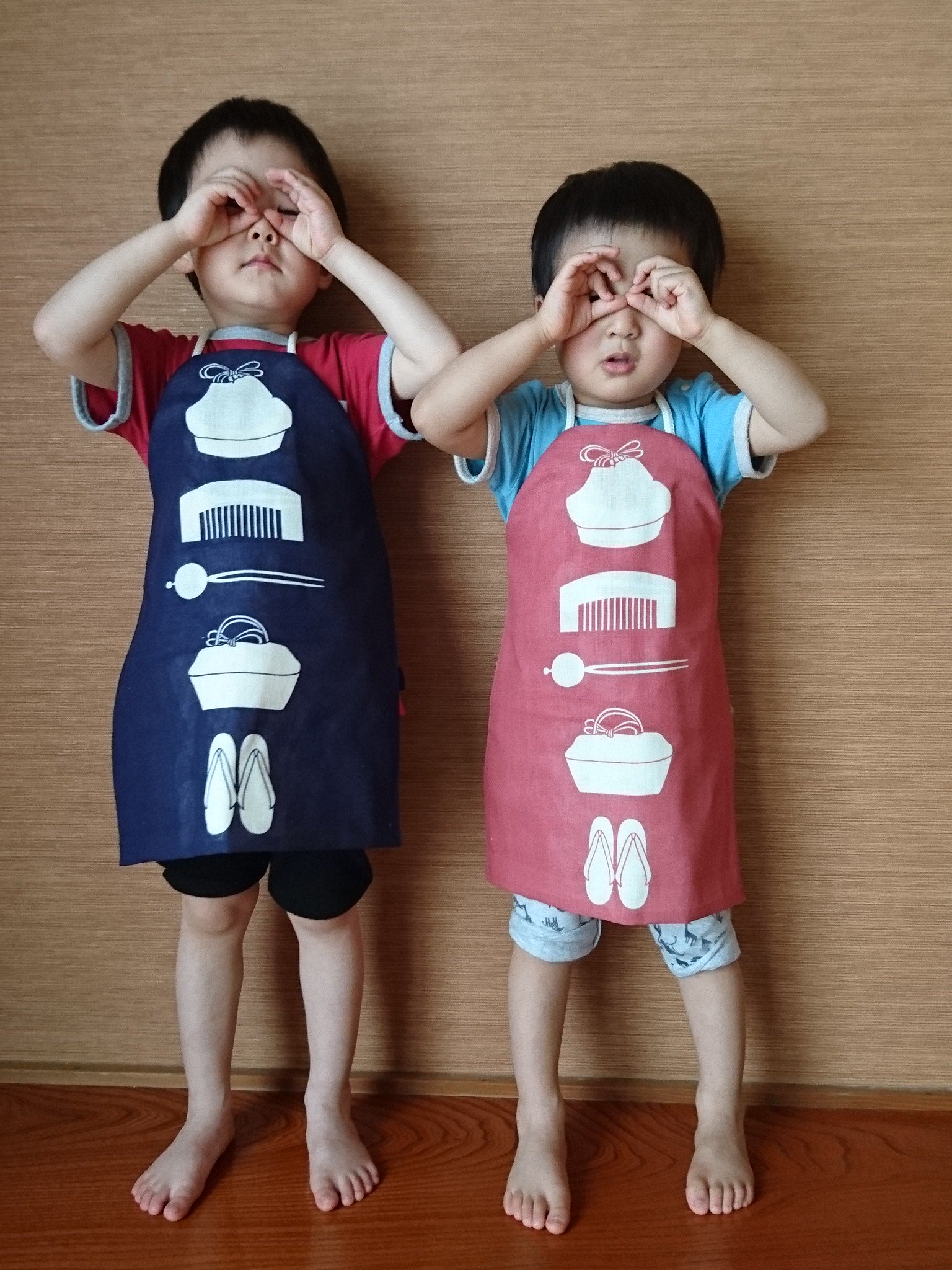 benjyamin セリア 100均 の素敵な てぬぐい でエプロン作りました ミシンがないので布用ボンドで も使わず てぬぐいと紐の0円で完成 てぬぐいエプロン 子供エプロン 手作り