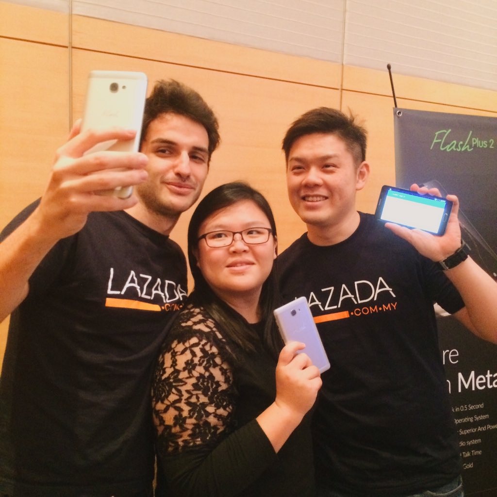 LazadaMY's tweet image. [LIVE from #LazadaMYAffiliate Workshop] Selfie time with #FlashPlus2!