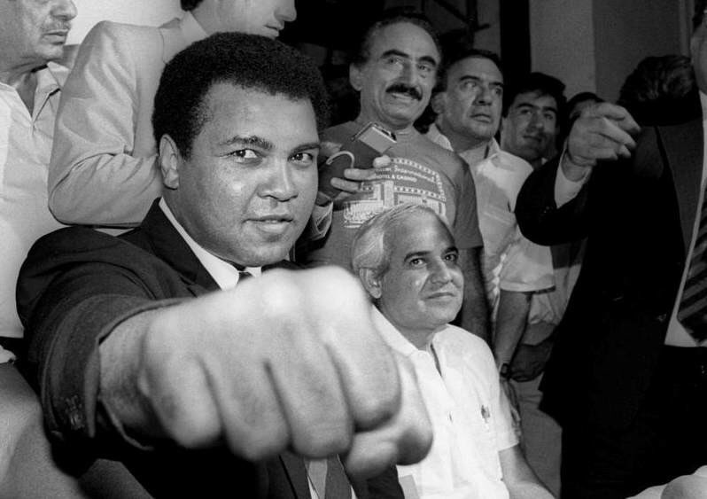 GossipRoomOff's tweet photo. Mohamed Ali, la légende de la boxe, est décédé à 74 ans. 😔🙏 #RIP https://t.co/GjAMCKD9Hf