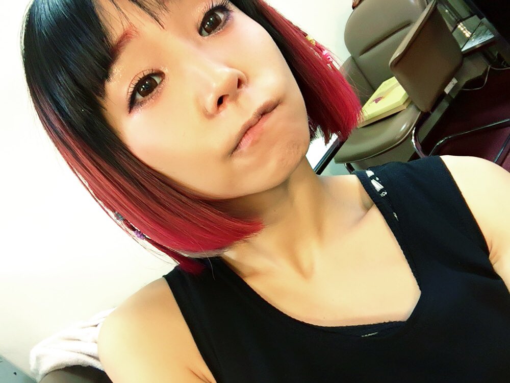 LiSA_OLiVE's tweet photo. おはよおはよーっ。今日は福岡市民会館でデート(LiVE)ですっ。雨だけどみんな大丈夫かなぁ？
前髪切りすぎたので、眉毛ピンクにしましたっ。 https://t.co/np39lZL4D6