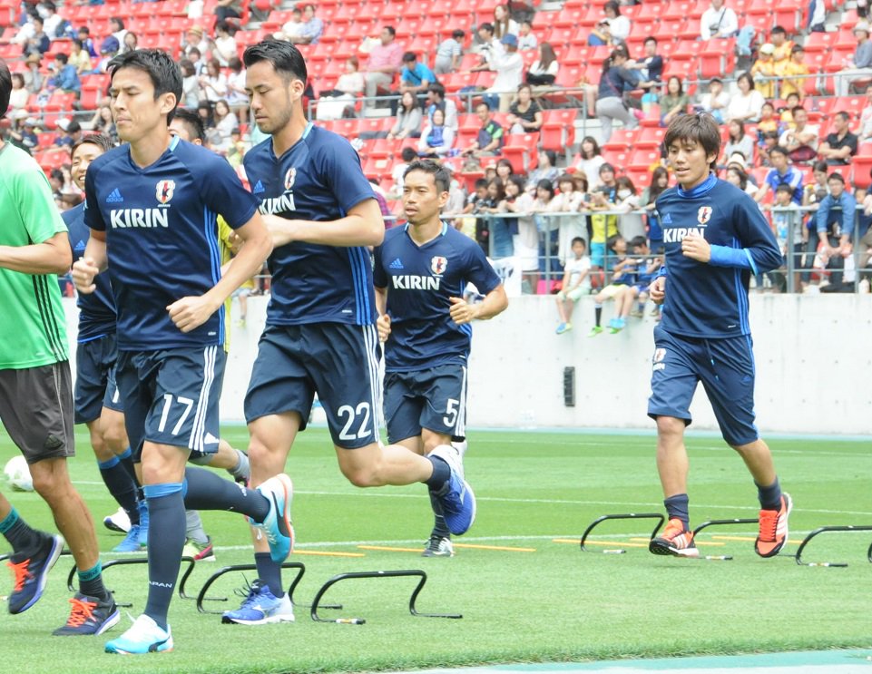 ট ইট র 朝日新聞サッカー担当 日本代表 ブルガリア戦に長く出た選手はランニングなどの軽めの練習でした 話題の長友選手 練習後にハイタッチのファンサービスをしていました たくさん声がかかったようで 名前が アモーレ になってる と笑っていました ট ইট র 朝日新聞サッカー担当 日本代表 ブルガリア戦に長く出た選手はランニングなどの軽めの練習でした 話題の長友選手 練習後にハイタッチのファンサービスをしていました たくさん声がかかったようで 名前が アモーレ になってる と笑っていました