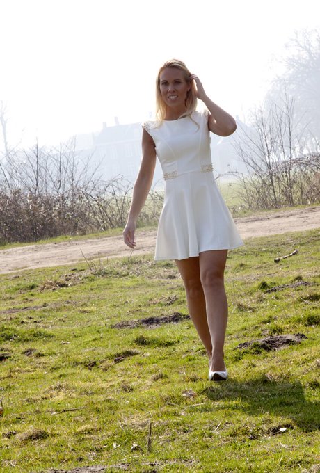 Het beloofd een heerlijk warm weekend te worden eindelijk mijn jurkjes weer aan en genieten van t mooie<a href="/tag/blond"class="tags"><span>#blond</span></a><a href="/tag/sexy"class="tags"><span>#sexy</span></a>