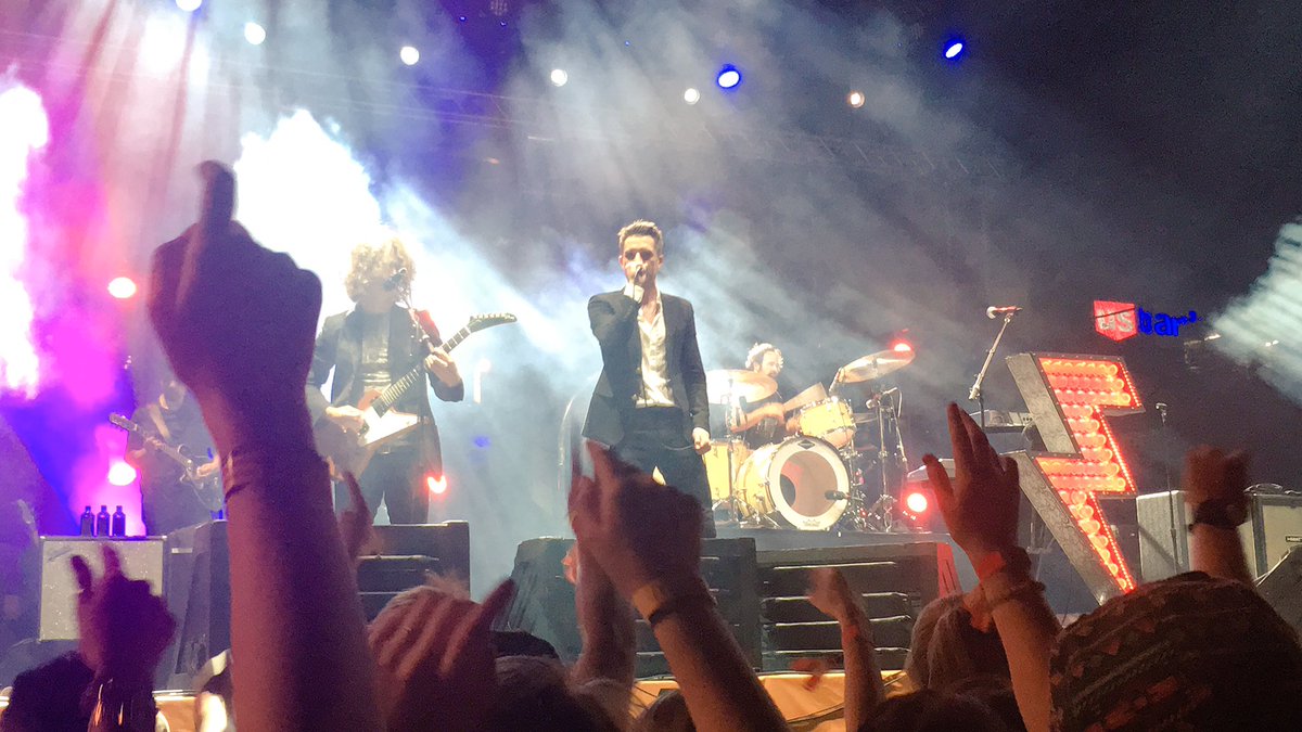 FerArchambeau's tweet photo. Got to see @thekillers , finally!! 💛 #bunbury #day1 ⚡️ @BrandonFlowers 🔥 https://t.co/p2Ksgbiadq
