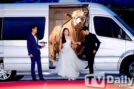 carinabratz's tweet photo. i remember during BTS when JinGoo and JoongKi talked about cow in SHK's big van..😂😂😂 #SongJoongKi #SongHyeKyo cr: DC https://t.co/qJhotEthF2