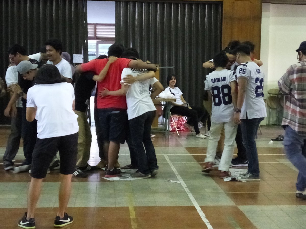 Games pertama ada estafet koran nihhh!!! Yuk ikutan games seru lainnya! #ikiSMG2 #DiscoverSemarang