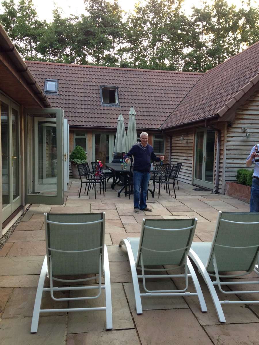 OuisieBob's tweet photo. Home for the weekend. #happytimeswithfabfriends #Taunton #offforaswim https://t.co/dBtAOsWLwi