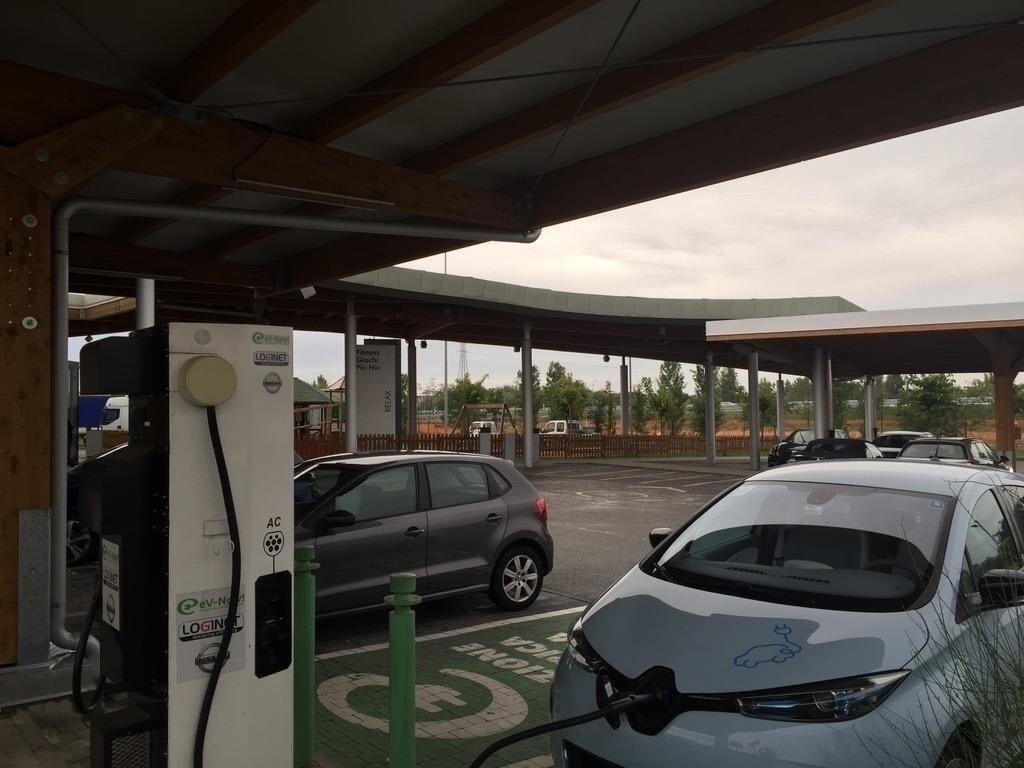 GrFotovoltaico's tweet photo. No non siamo all'estero! Colonnina di #ricarica per auto elettriche sull'A4! Che abbiano capito che è il #futuro?... https://t.co/SybsdJj24h